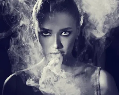 Dampfen ist gesünder Rauchen - E Zigarette rauchende Frau 